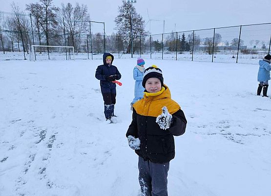 Grafika 4: Lekcja w-f klasy IIIA na śniegu
