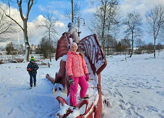 Grafika 5: Lekcja w-f klasy IIIA na śniegu