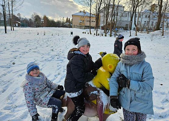 Grafika 6: Lekcja w-f klasy IIIA na śniegu