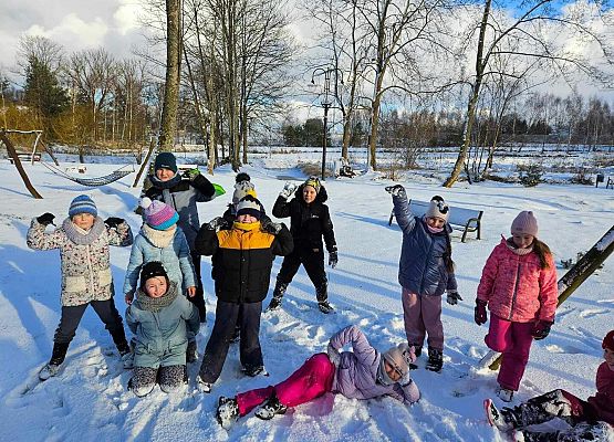 Grafika 8: Lekcja w-f klasy IIIA na śniegu