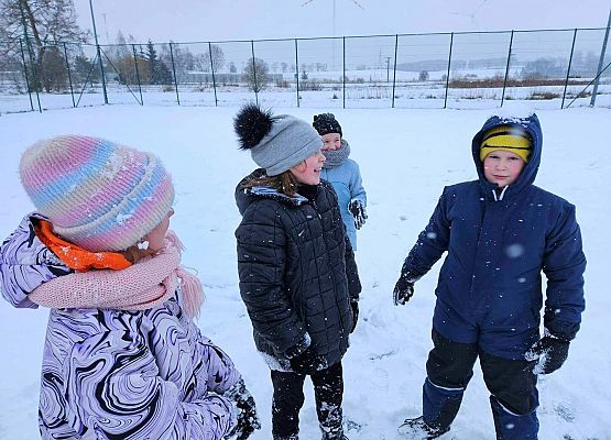 Grafika 9: Lekcja w-f klasy IIIA na śniegu