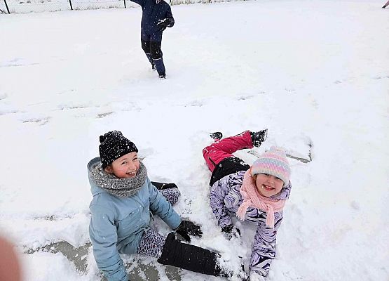 Grafika 11: Lekcja w-f klasy IIIA na śniegu