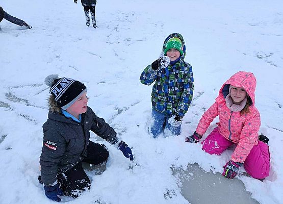 Grafika 13: Lekcja w-f klasy IIIA na śniegu