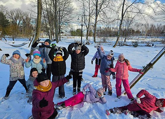 Grafika 16: Lekcja w-f klasy IIIA na śniegu