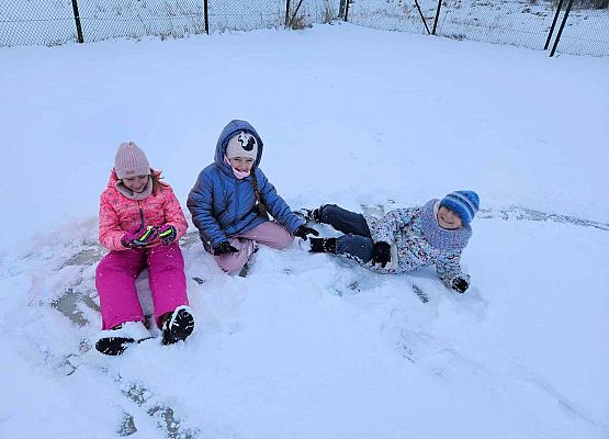 Grafika 17: Lekcja w-f klasy IIIA na śniegu