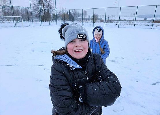 Grafika 18: Lekcja w-f klasy IIIA na śniegu