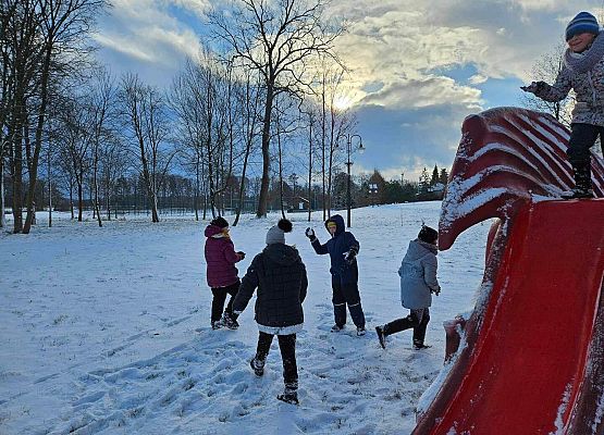 Grafika 19: Lekcja w-f klasy IIIA na śniegu