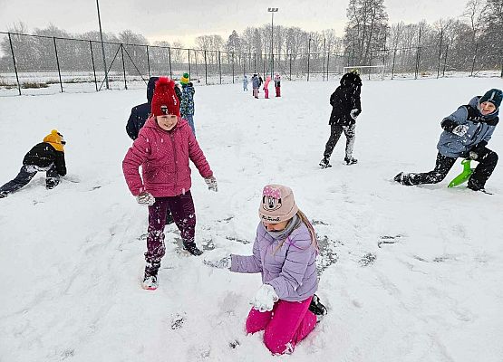 Grafika 21: Lekcja w-f klasy IIIA na śniegu