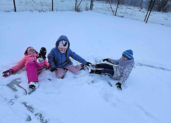 Grafika 22: Lekcja w-f klasy IIIA na śniegu