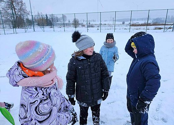 Grafika 23: Lekcja w-f klasy IIIA na śniegu