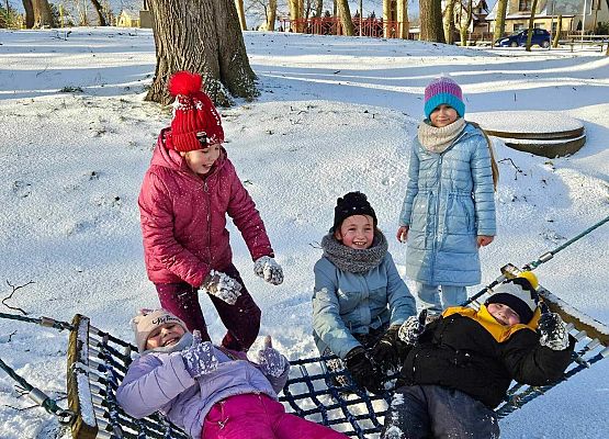 Grafika 27: Lekcja w-f klasy IIIA na śniegu