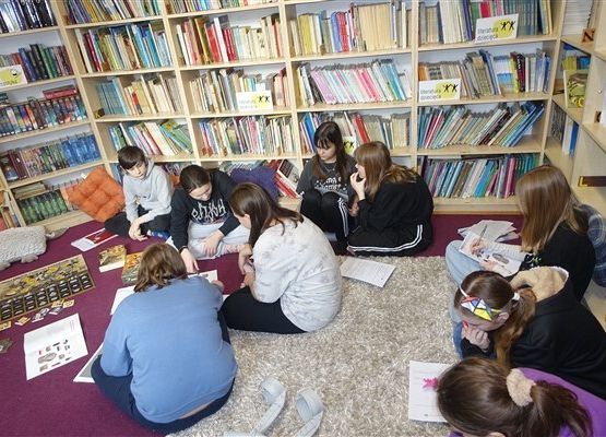 Grafika 1: Bohaterowie "Kamieni na szaniec" na lekcji w Bibliotece Szkolnej w Wicku