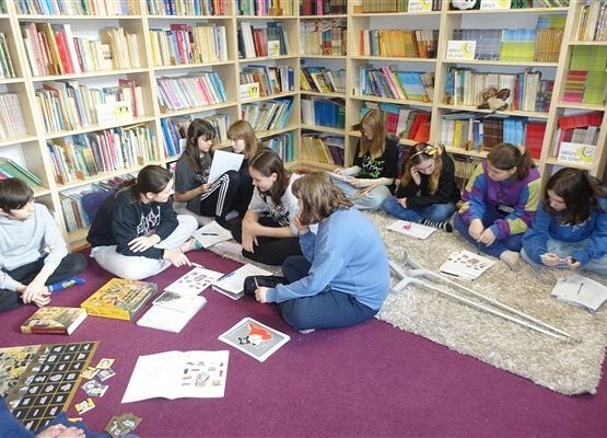 Grafika 2: Bohaterowie "Kamieni na szaniec" na lekcji w Bibliotece Szkolnej w Wicku