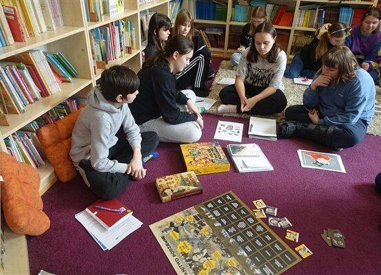 Grafika 4: Bohaterowie "Kamieni na szaniec" na lekcji w Bibliotece Szkolnej w Wicku