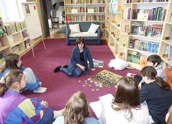 Grafika 8: Bohaterowie "Kamieni na szaniec" na lekcji w Bibliotece Szkolnej w Wicku