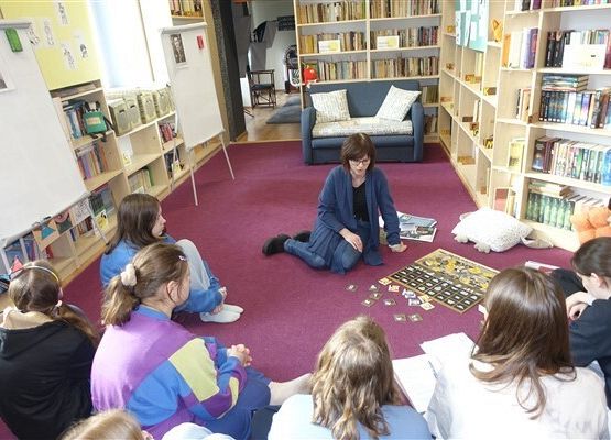 Grafika 9: Bohaterowie "Kamieni na szaniec" na lekcji w Bibliotece Szkolnej w Wicku