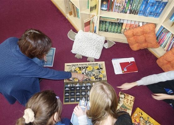 Grafika 11: Bohaterowie "Kamieni na szaniec" na lekcji w Bibliotece Szkolnej w Wicku
