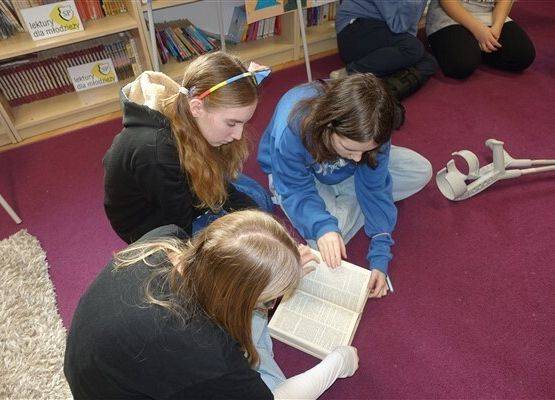 Grafika 13: Bohaterowie "Kamieni na szaniec" na lekcji w Bibliotece Szkolnej w Wicku
