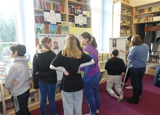 Grafika 14: Bohaterowie "Kamieni na szaniec" na lekcji w Bibliotece Szkolnej w Wicku