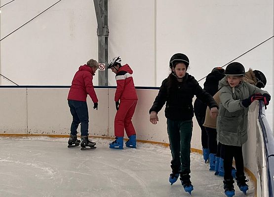 Grafika 2: Czwartaki bawiły się na łyżwach