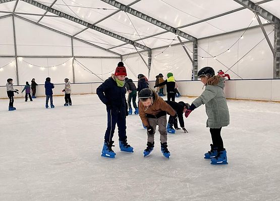 Grafika 3: Czwartaki bawiły się na łyżwach