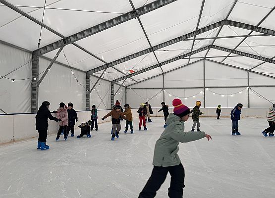 Grafika 4: Czwartaki bawiły się na łyżwach
