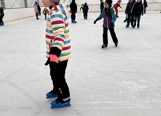 Grafika 5: Czwartaki bawiły się na łyżwach