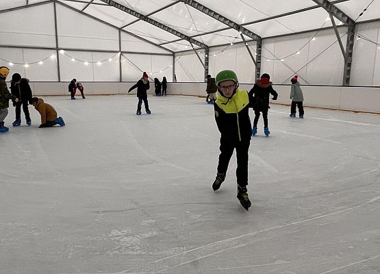 Grafika 6: Czwartaki bawiły się na łyżwach