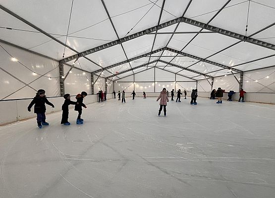 Grafika 7: Czwartaki bawiły się na łyżwach