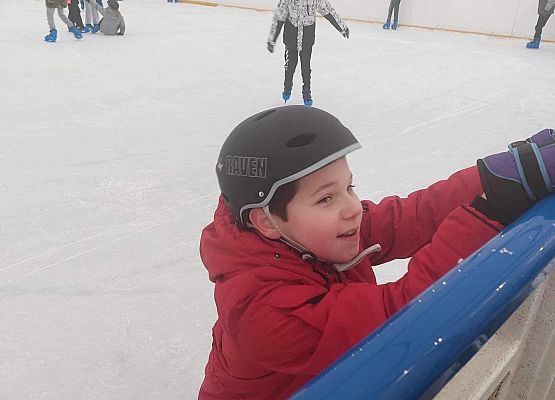 Grafika 8: Czwartaki bawiły się na łyżwach