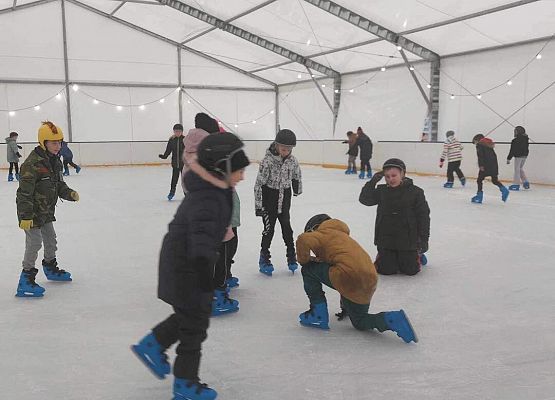 Grafika 11: Czwartaki bawiły się na łyżwach