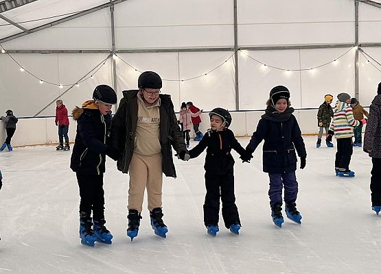 Grafika 12: Czwartaki bawiły się na łyżwach