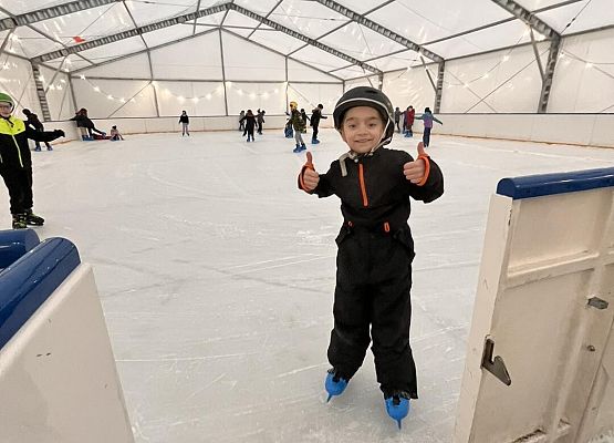 Grafika 15: Czwartaki bawiły się na łyżwach