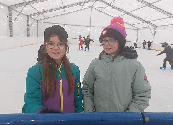 Grafika 18: Czwartaki bawiły się na łyżwach