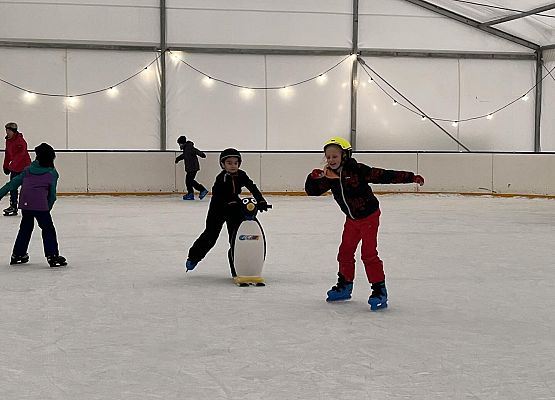 Grafika 19: Czwartaki bawiły się na łyżwach