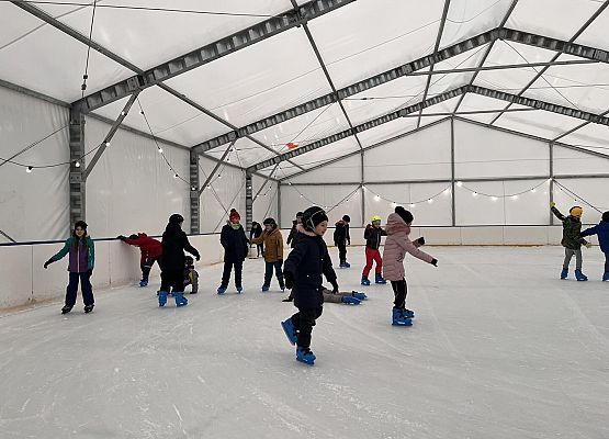 Grafika 21: Czwartaki bawiły się na łyżwach