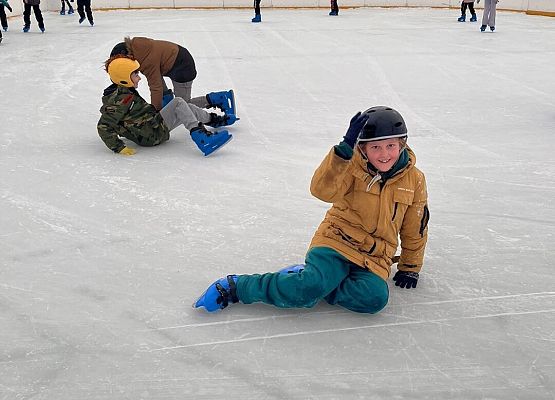 Grafika 22: Czwartaki bawiły się na łyżwach