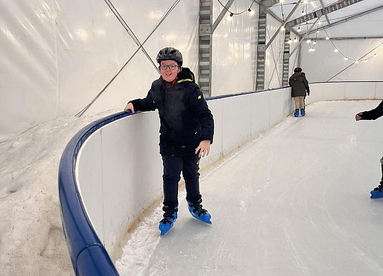 Grafika 23: Czwartaki bawiły się na łyżwach