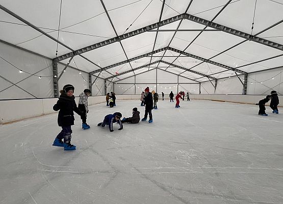 Grafika 25: Czwartaki bawiły się na łyżwach