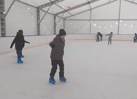 Grafika 26: Czwartaki bawiły się na łyżwach