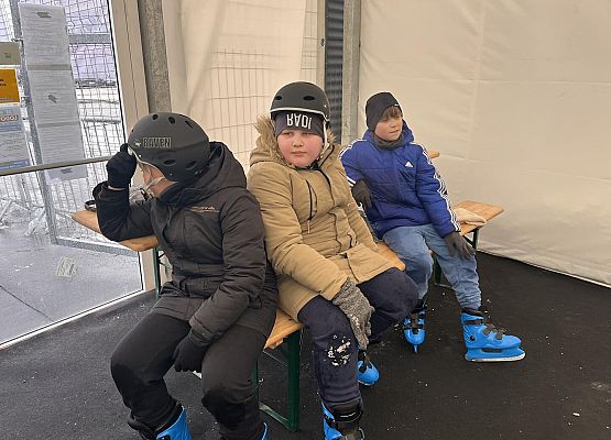 Grafika 27: Czwartaki bawiły się na łyżwach