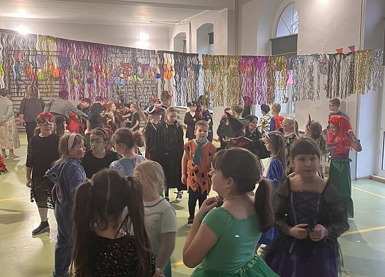 Grafika 8: Bal karnawałowy