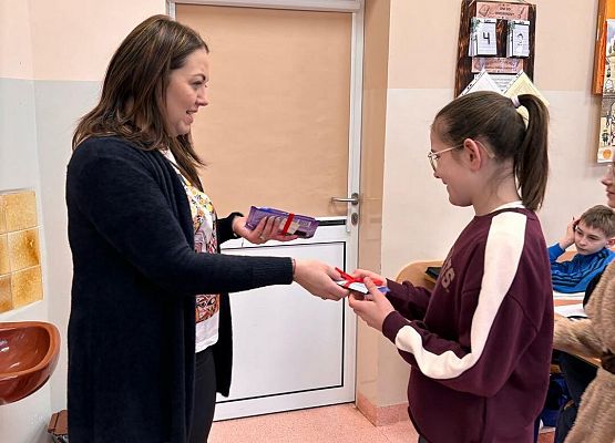 Grafika 8: Nasi uczniowie nagrodzeni w konkursach "Babcia i Dziadek świętują, wnuczęta portrety malują"  oraz „Mój jesienny przyjaciel”