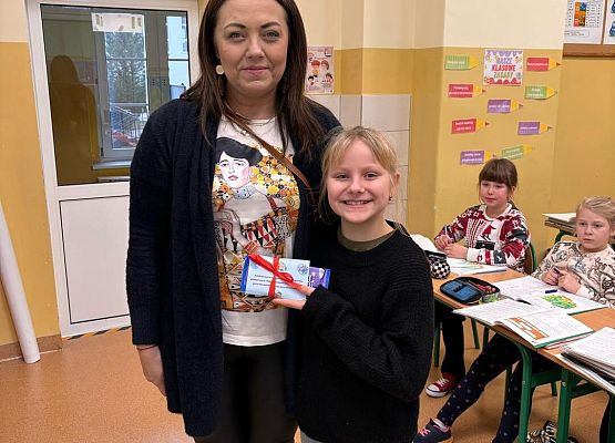 Grafika 9: Nasi uczniowie nagrodzeni w konkursach "Babcia i Dziadek świętują, wnuczęta portrety malują"  oraz „Mój jesienny przyjaciel”