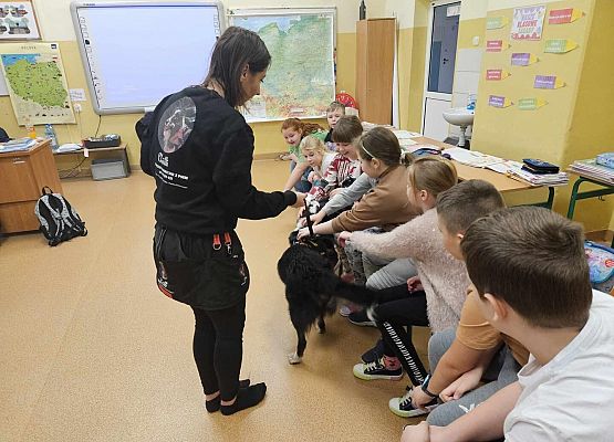 Grafika 16: Warsztaty edukacyjne dla klas I-III z psem Chilli na temat prawidłowego postępowania z czworonogami