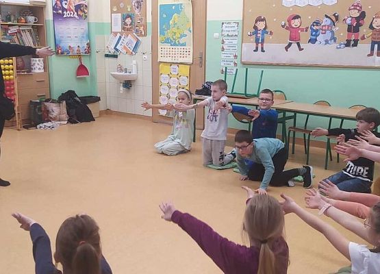 Grafika 18: Warsztaty edukacyjne dla klas I-III z psem Chilli na temat prawidłowego postępowania z czworonogami