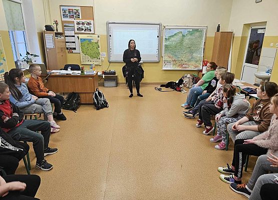Grafika 31: Warsztaty edukacyjne dla klas I-III z psem Chilli na temat prawidłowego postępowania z czworonogami