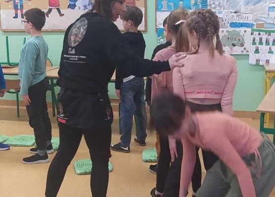 Grafika 50: Warsztaty edukacyjne dla klas I-III z psem Chilli na temat prawidłowego postępowania z czworonogami