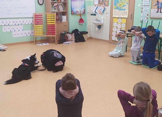 Grafika 54: Warsztaty edukacyjne dla klas I-III z psem Chilli na temat prawidłowego postępowania z czworonogami