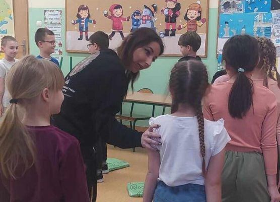 Grafika 58: Warsztaty edukacyjne dla klas I-III z psem Chilli na temat prawidłowego postępowania z czworonogami